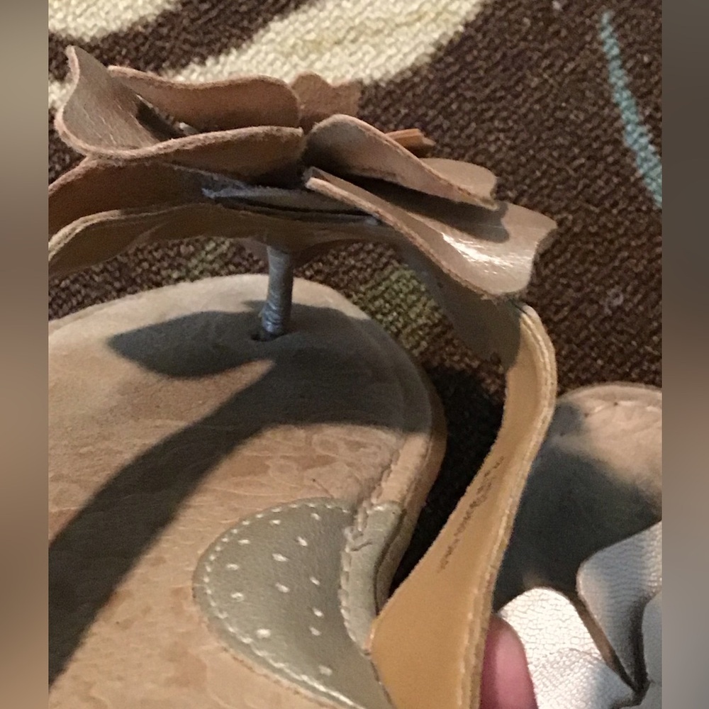 Born Beige Gold Leather Flower Flip Flop 9 - Picture 6 of 7